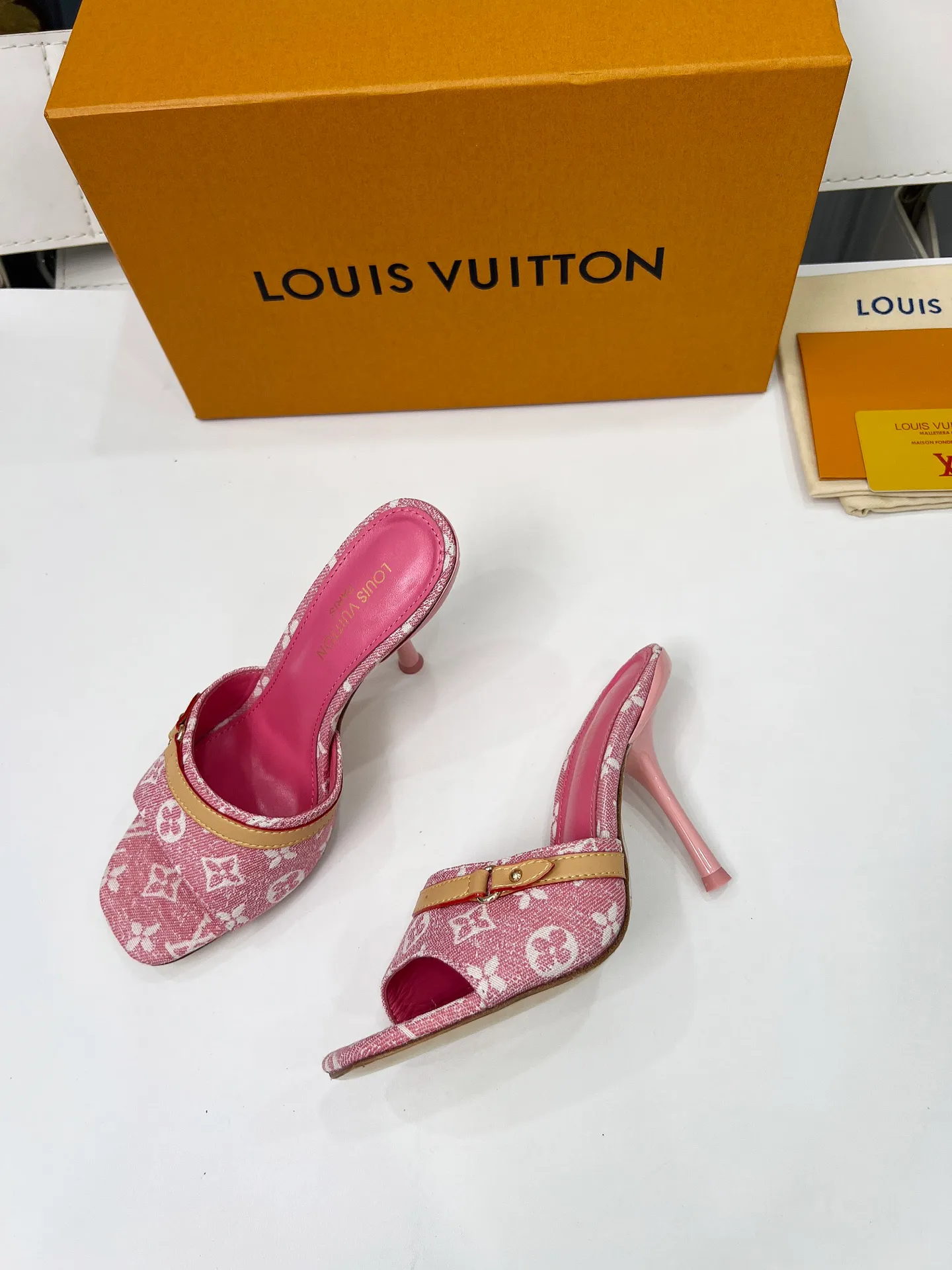 👟👟Ex-factory price 440👟👟 LV new denim kitten heel slippers 2025 summer must-have for goddesses, original replica, super comfortable on the feet. Show off the queen's temperament, the heel height is 9.5CM, which shows your temperament without being tiring. Leather outsole. Standard code: 35-42 (41 and 42 codes are customized, non-returnable and non-exchangeable)
